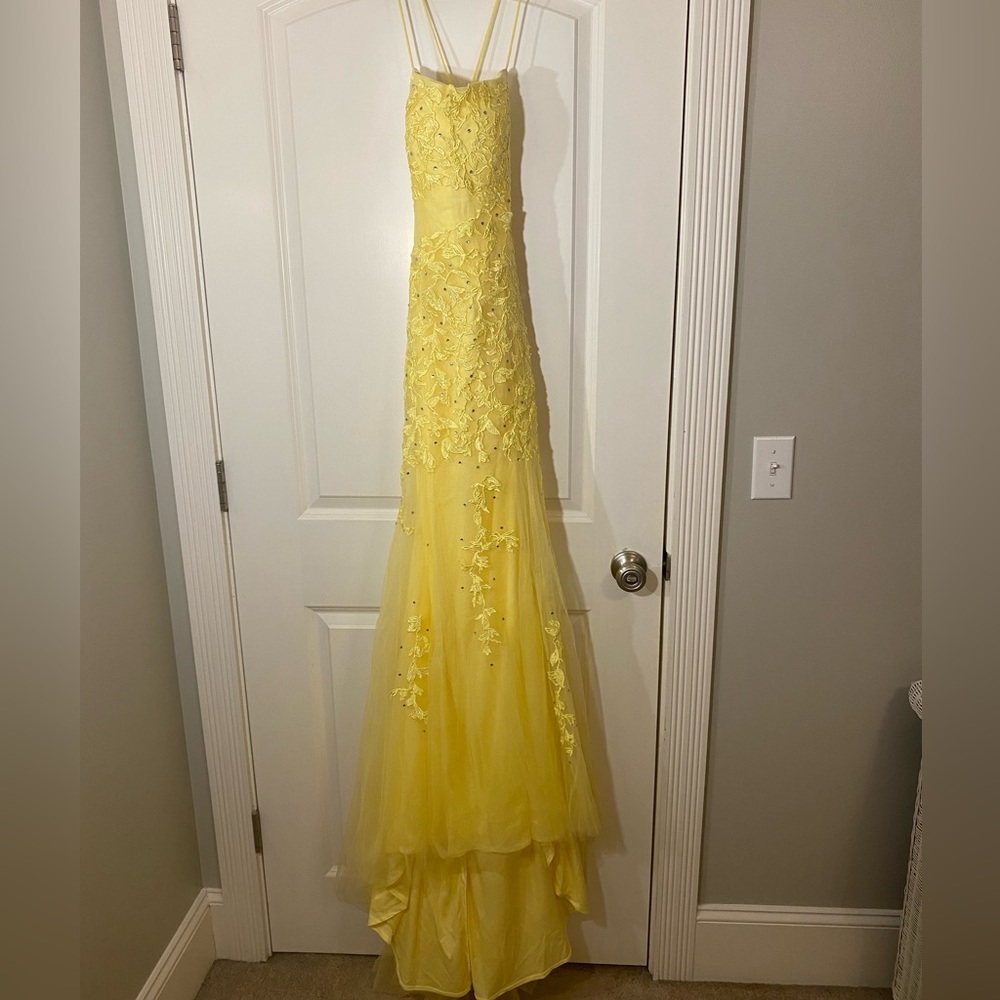Elegant Yellow Lace Appliqué Prom Dress